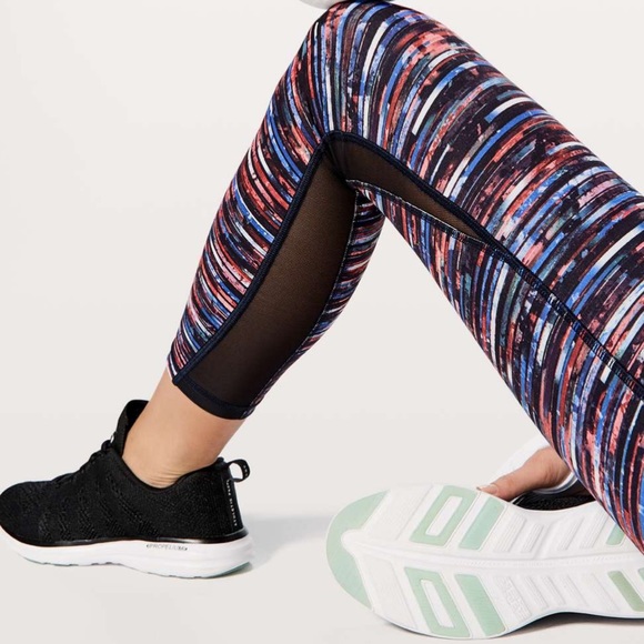 Lululemon Train Times 7/8 Tight 25”, Hinshu Alpine White/Multi, size 6 - Picture 3 of 10